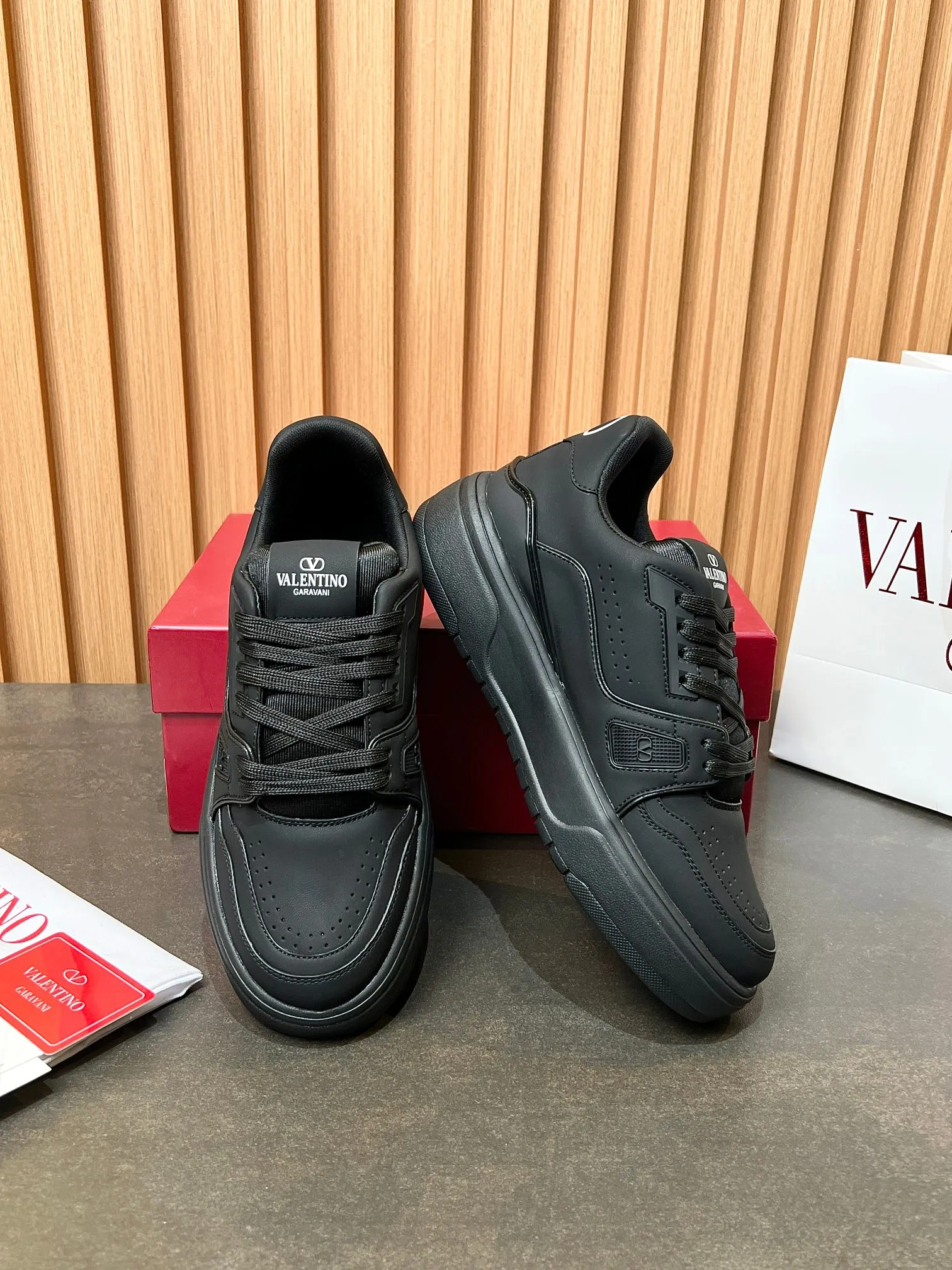 👟👟Ex-factory price 680👟👟 𝑽𝒂𝒍𝒆𝒏𝒕𝒊𝒏𝒐Valentino 𝑶𝒏𝒆𝑺𝒕𝒖𝒅 Couple's sneaker series Valentino 2025 latest couple's sneakers same style for celebrities Hot sale. The original ZP was purchased and dismantled. Repeated printing and modification. Trying to restore the original version 1:1! Top luxury masterpiece, soft and comfortable, combining fashion and leisure, bringing excellent and elegant texture and excellent on-foot comfort. Top purchasing version upper: imported calfskin surface/original oil edge craftsmanship. Lining: water-dyed cowhide lining. Outsole: original development 𝐓𝐏𝐔 two-color combination outsole. Packaging: original configuration complete package. Code number: 34-44